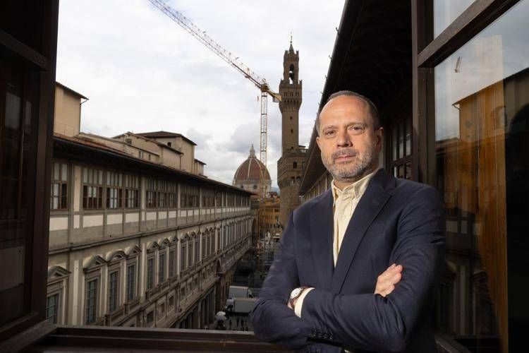 (il direttore Simone Verde con la gru sullo sfondo)