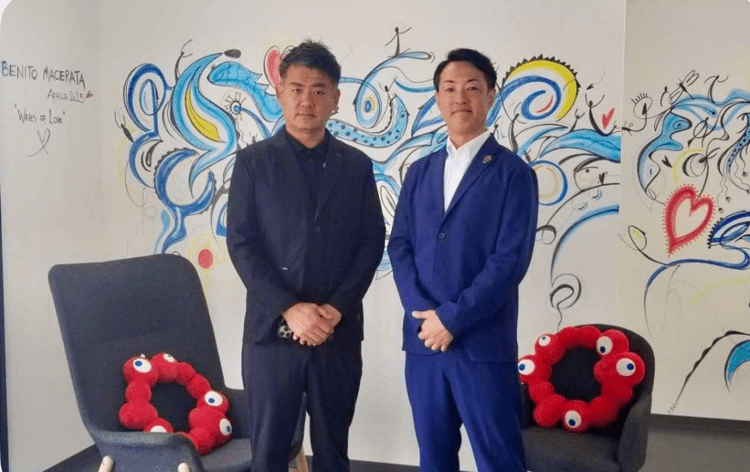 Il sindaco di Osaka, Hideyuki Yokoyama con l'imprenditore Atsushi Harada 