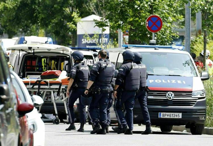 Graz, soccorsi e forze dell'ordine sul luogo della sparatoria (Afp)