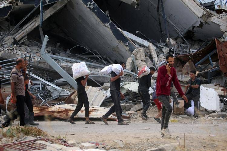Palestinesi di ritorno dal centro aiuti (Afp)