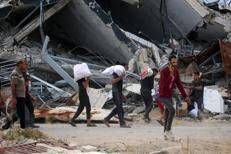 Palestinesi di ritorno dal centro aiuti (Afp)