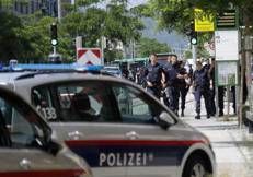 Graz, soccorsi e forze dell'ordine sul luogo della sparatoria (Afp)