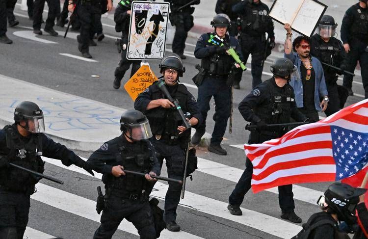 Los Angeles, coprifuoco e arresti. Trump: "Manifestanti sono animali, pagati da qualcuno" Los Angeles, coprifuoco e arresti. Trump: "Manifestanti sono animali, pagati da qualcuno"
