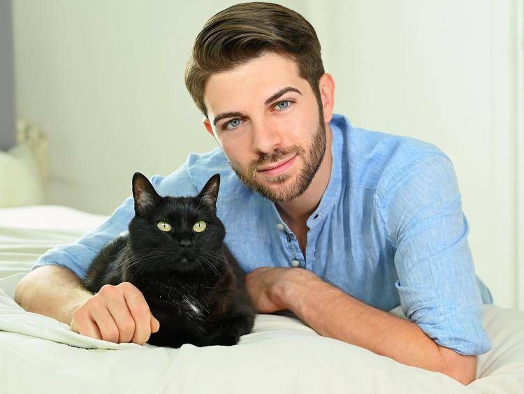 Federico Santaiti con Blacky, uno dei suoi tre gatti