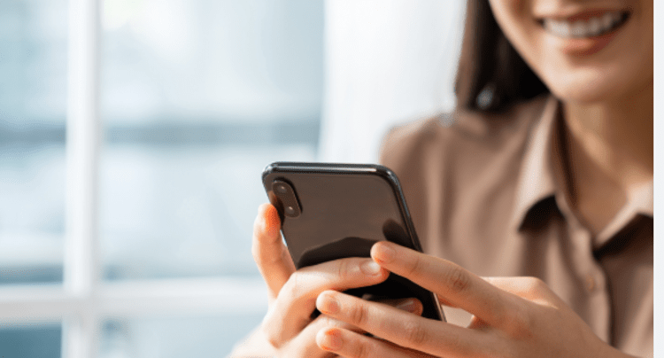 Gli italiani scelgono lo smartphone, si fidano dell’Ia e non rinunciano al negozio sotto casa