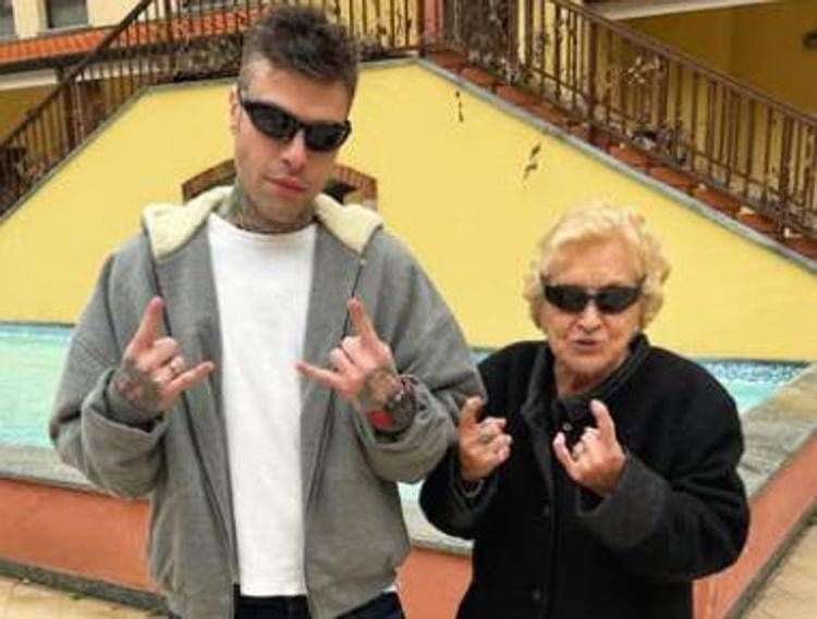 Fedez con nonna Luciana, foto da Instagram