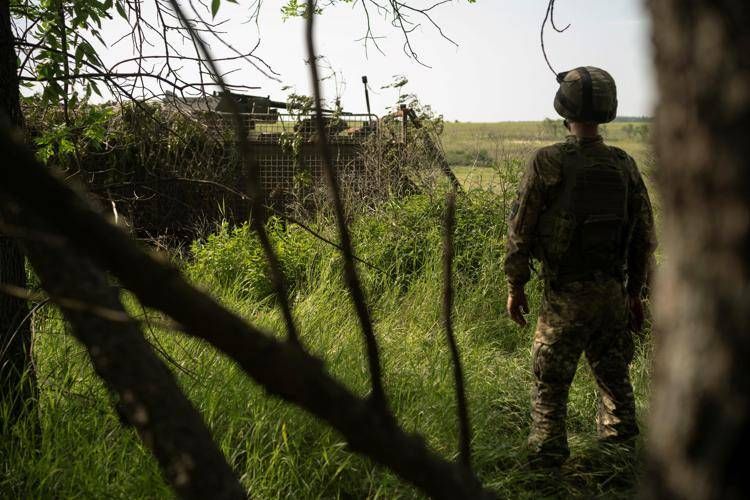 Ucraina, soldati usano reti da pesca per difendersi dai droni russi