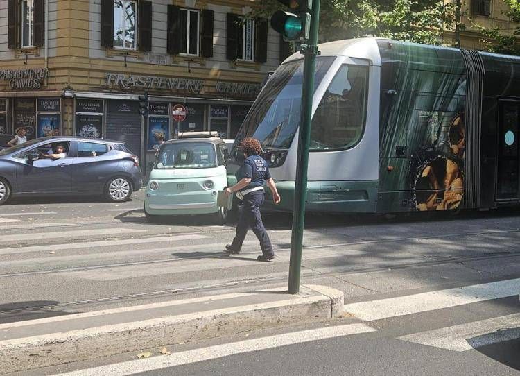 Roma, microcar fa inversione su binari a Trastevere: investita dal tram - Video