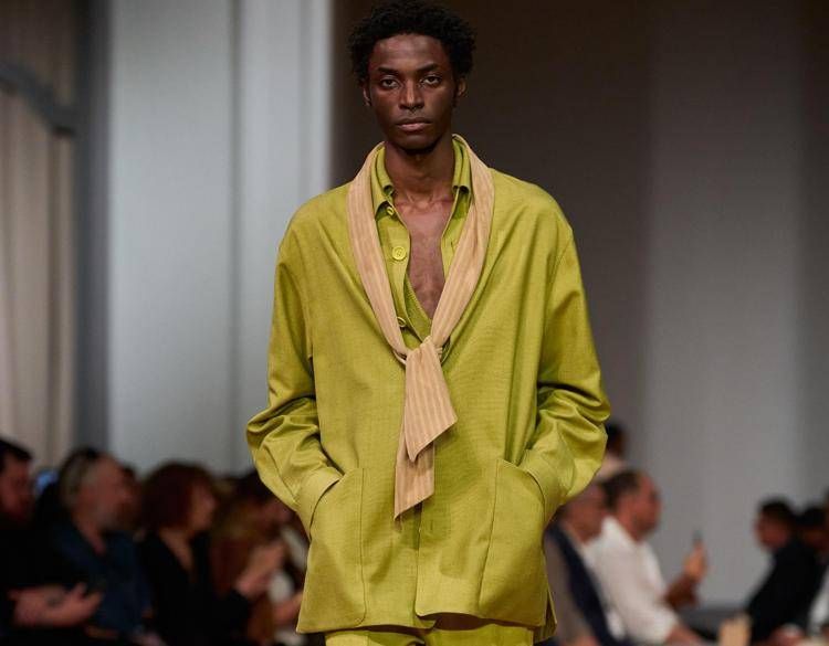 Uno dei look della sfilata di Zegna a Dubai 