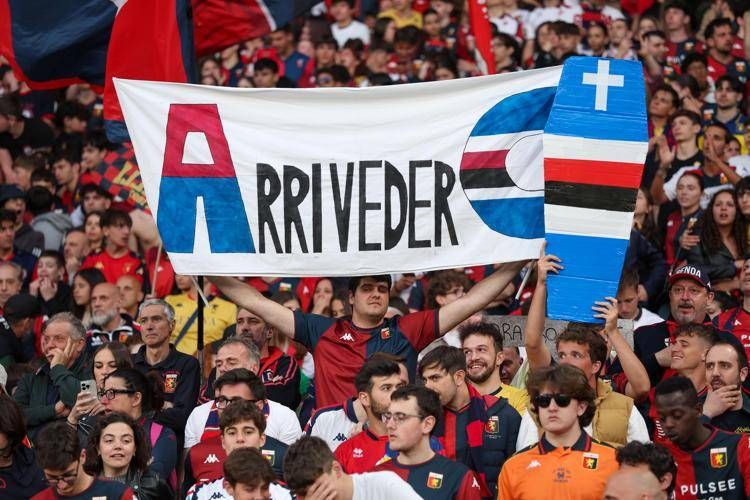 Lo sfotto dei tifosi del Genoa alla Sampdoria nell'ultima giornata di Serie A