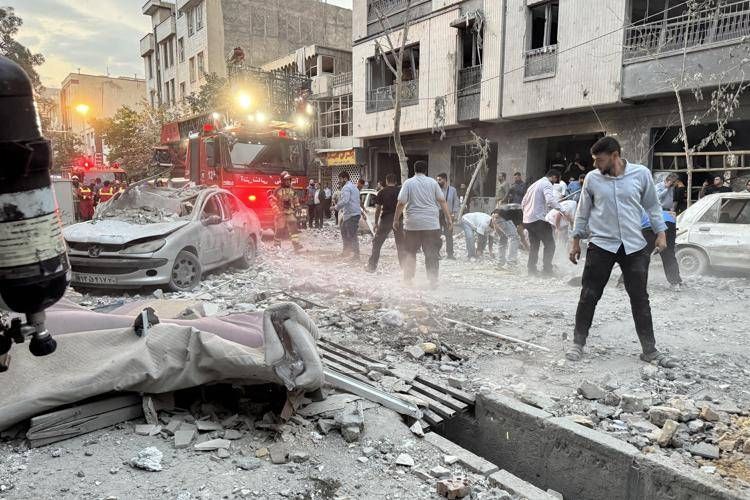 Macerie in Iran dopo l'attacco israeliano - (Afp)