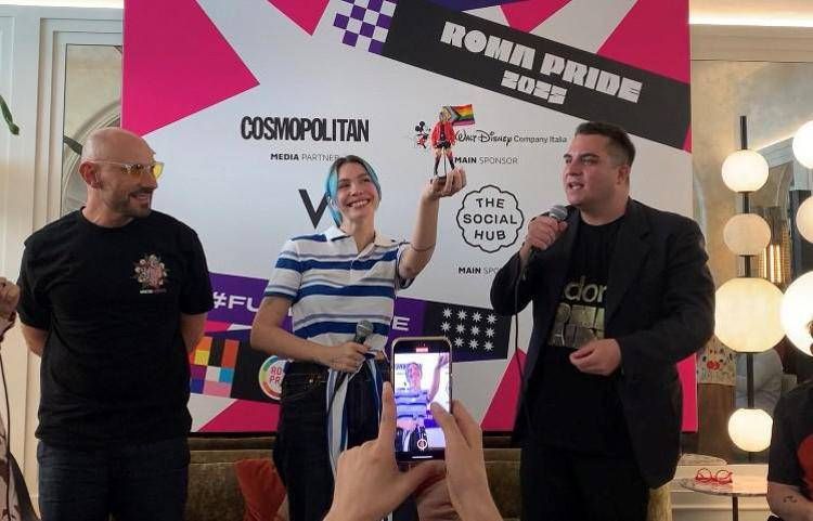 Roma Pride, 40 carri per l'onda arcobaleno con 'dediche' speciali per Trump, Musk e Orban