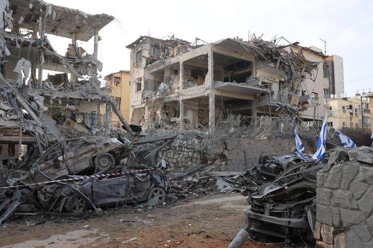 Edifici e veicoli danneggiati nella città israeliana di Ramat Gan, vicino a Tel Aviv - (Afp)