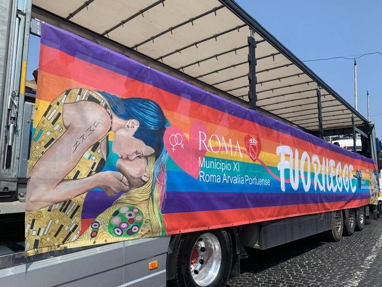Roma Pride, folla sotto il sole cocente della Capitale per la festa 'Fuorilegge' dei diritti