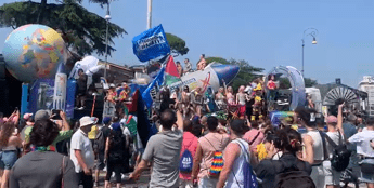 Roma Pride, folla sotto il sole cocente della Capitale per la festa 'Fuorilegge' dei dirit