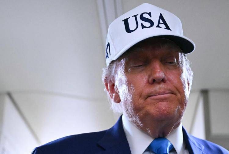 Trump festeggia oggi 79 anni ma sui social monta la 'teoria del catetere'