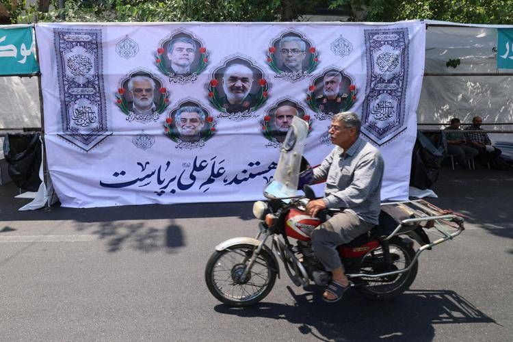 Teheran, striscione per i vertici militari e gli scienziati uccisi nei raid israeliani - Afp