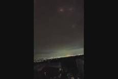 Haifa colpita dai missili iraniani, il cielo si 'incendia' - Video