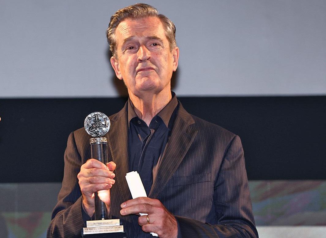 “Yapıldım”, Rupert Everett Paris 5'te Emily'den yokluğunu açıklıyor