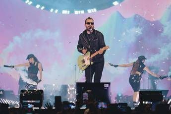 Cremonini accende San Siro con le luci dell’Alaska: "Sognate con me"