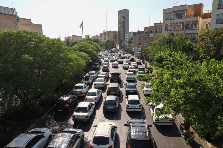 Iran, fuga da Teheran: "Strade intasate e file per la benzina"