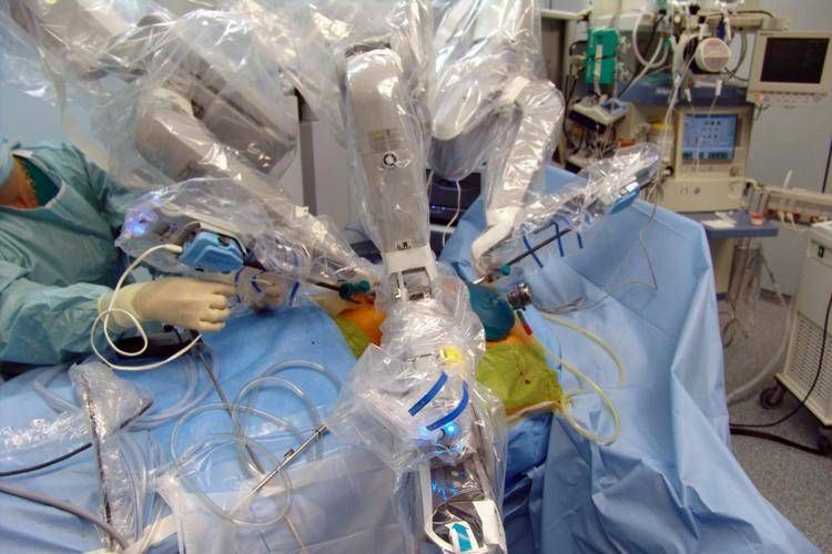 Il primo trapianto   di pancreas al mondo con robot, eseguito nel 2010 a Pisa da un'équipe guidata da Ugo Boggi - (Agenzia Fotgramma/Ipa)