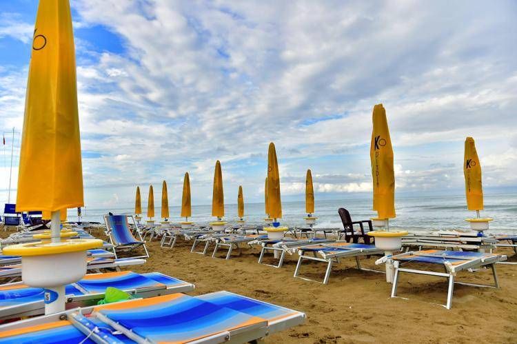 Alba Adriatica, auto piomba in spiaggia e ferisce bagnanti