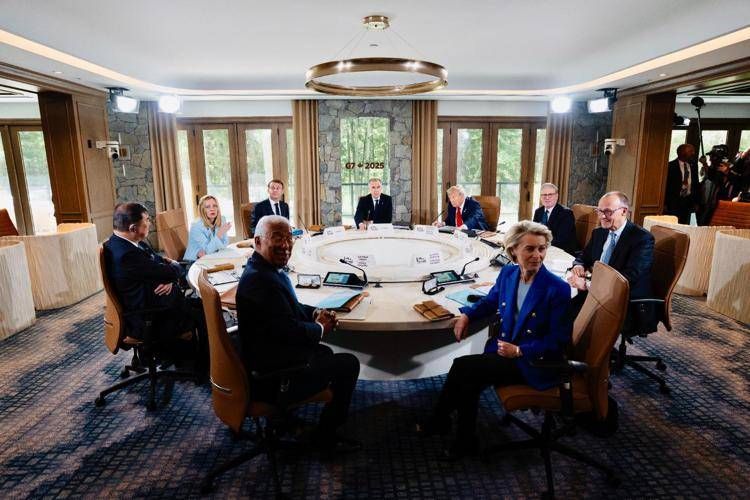 Giorgia Meloni al tavolo del G7