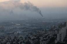 Haifa e la colonna di fumo dopo un'esplosione