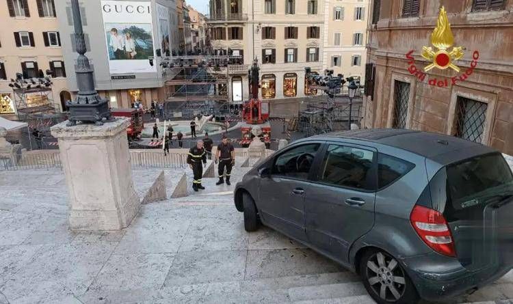 Roma, auto finisce su scalinata di Trinità dei Monti: soccorso 81enne al volante