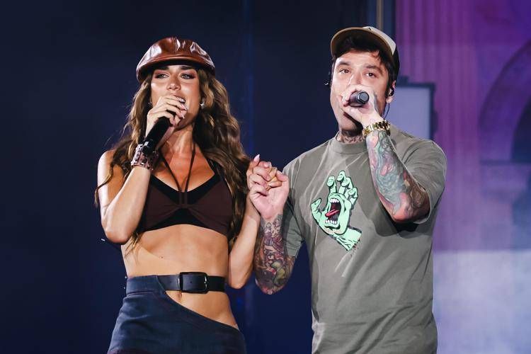 Clara provoca Fedez: "A lui piacciono tanto le mie amiche...."