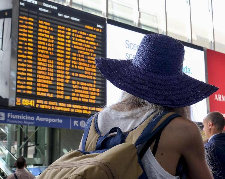 Una passeggera alla stazione Termini (Fotogramma/Ipa)