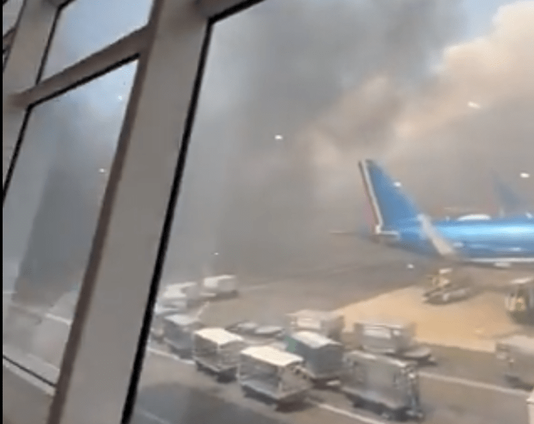 Fiumicino, incendio in aeroporto: il fumo nero invade la pista - Video