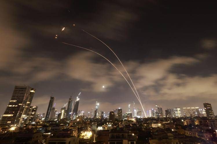 Iran attacca Israele con missili ipersonici. Khamenei: "La battaglia ha inizio"