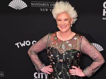 Addio ad Anne Burrell, la chef di Food Network morta improvvisamente in casa: aveva 55 an