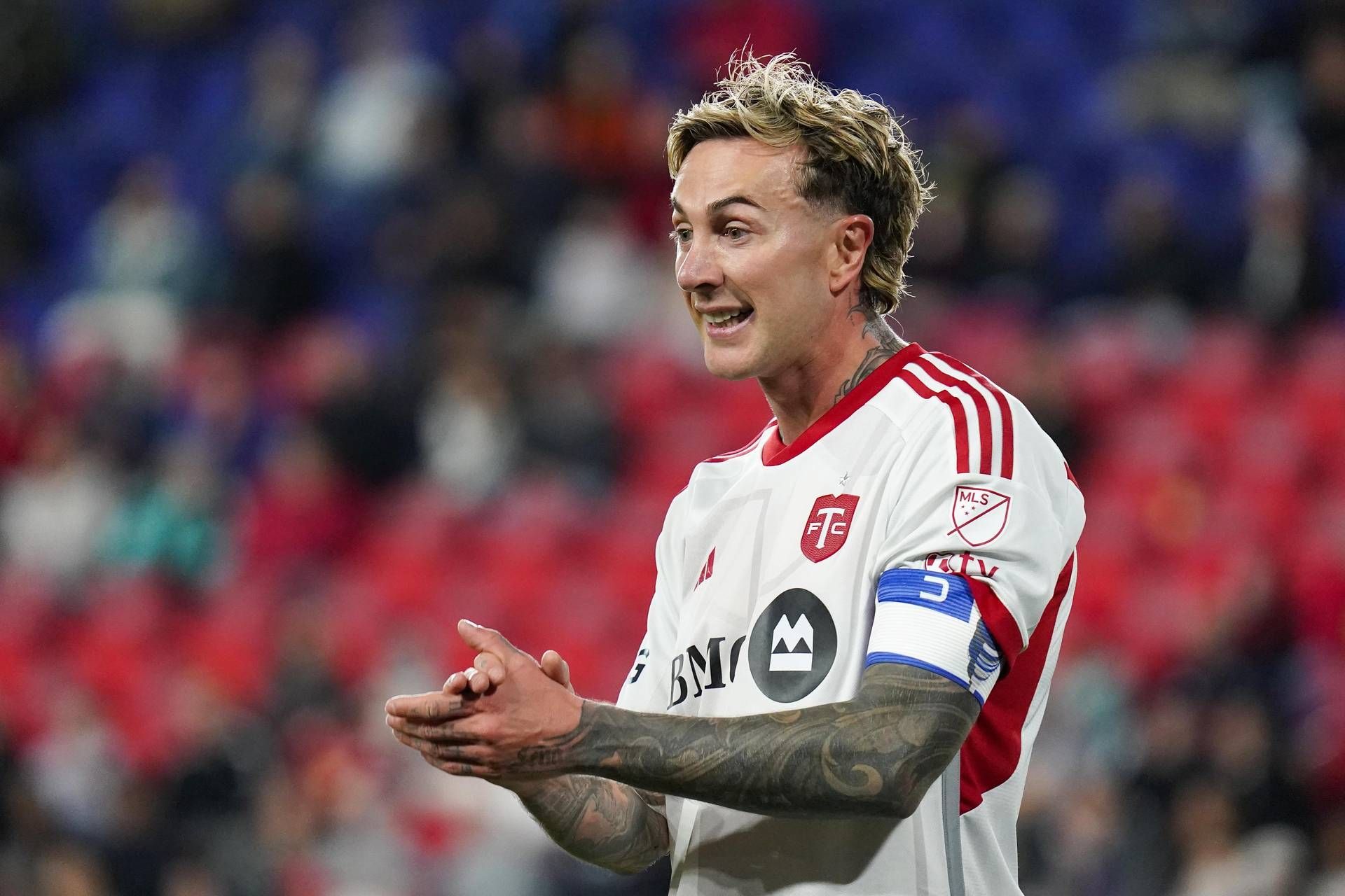 “Cahilim ve sadece paraya inanıyorum”, Bernardeschi'nin 'kışkırtıcı' videosu