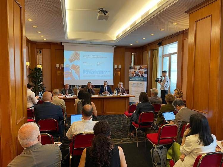 Dipendenza da smartphone, ecco il decalogo per la salute digitale