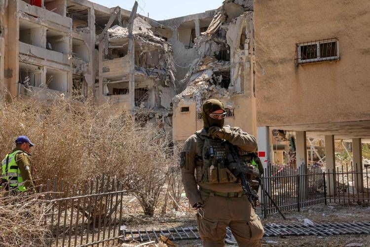 Macerie e distruzione in Israele (Afp)