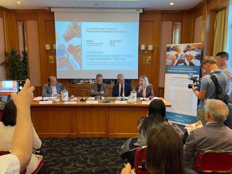 Dipendenza da smartphone, Butti: “Consapevolezza digitale, non restrizioni punitive” Campitiello: “E’ fondamentale partire da scuola e famiglie”
