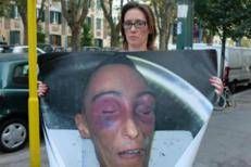 Ilaria Cucchi con la foto del corpo tumefatto del fratello Stefano morto per un pestaggio dei carabinieri - Adnkronos