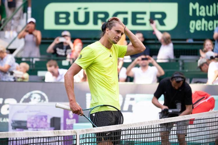 Zverev, imprevisto ad Halle: interrompe il match con Cobolli e corre in bagno - Il video