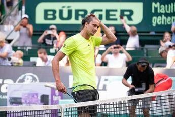 Zverev, imprevisto ad Halle: interrompe il match con Cobolli e corre in bagno - Il vid