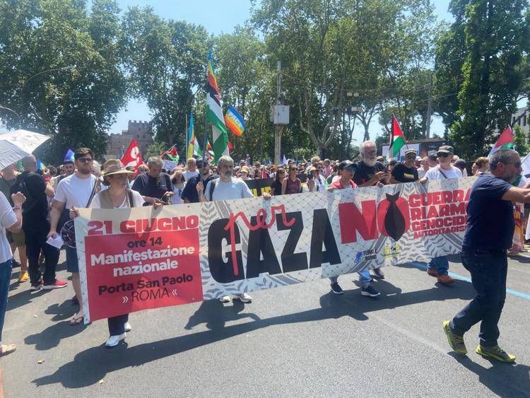 Il corteo 'Stop ReArm Europe' a Roma