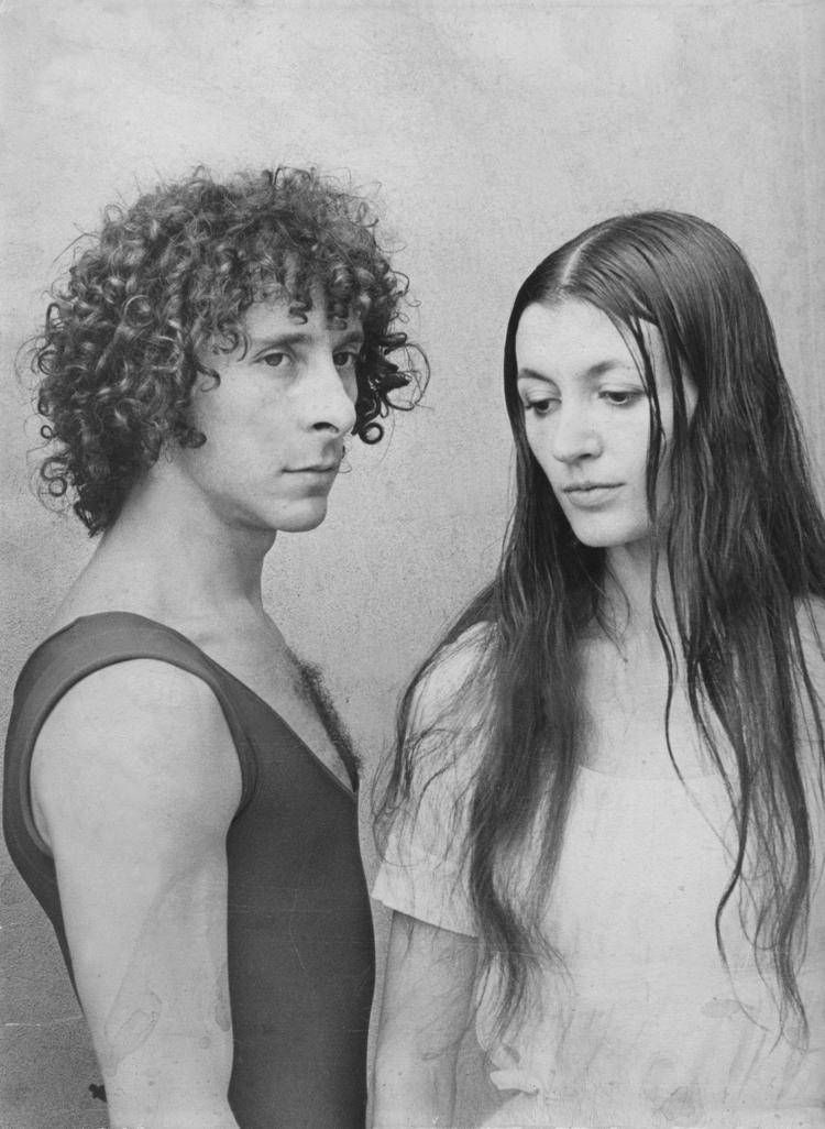 Un giovanissimo Amedeo Amodio accanto a Carla Fracci