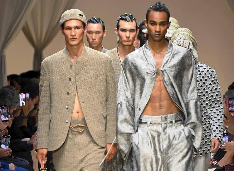 L'uscita finale della sfilata di Emporio Armani per la primavera/estate 2026 (Fotogramma-Ipa)
