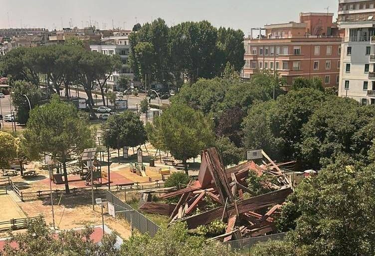 Crollata struttura in legno al Flaminio a Roma