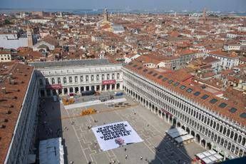 Lo striscione in piazza San Parco - Greenpeace