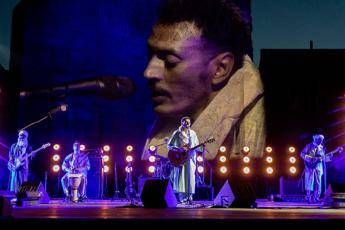 Bombino porta i suoni del deserto al Colosseo, nel segno della pace