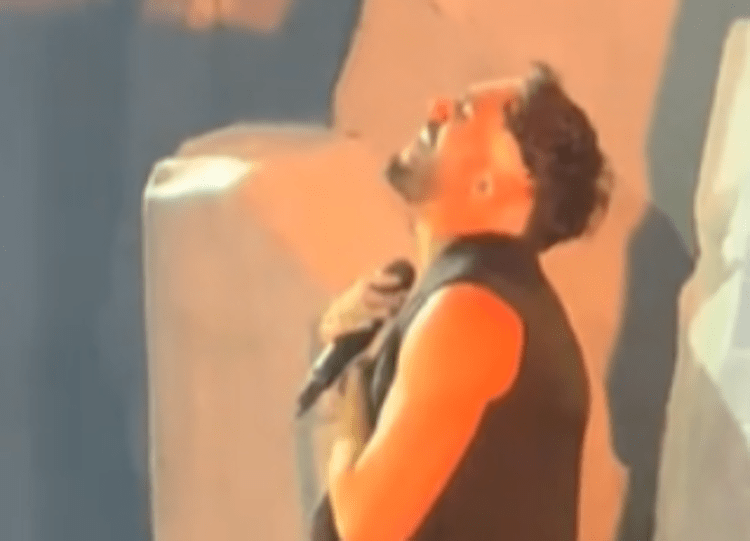 Marco Mengoni dedica 'Luce' alla mamma scomparsa e si commuove - Il video