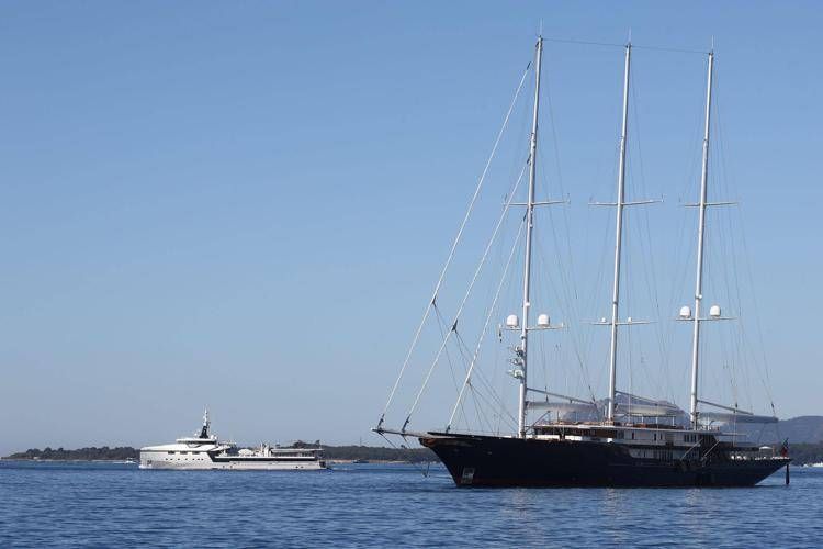 Il Koru, superyacht a vela di Jeff Bezos e l'Abeona, la sua 'nave ombra' - Fotogramma /Ipa
